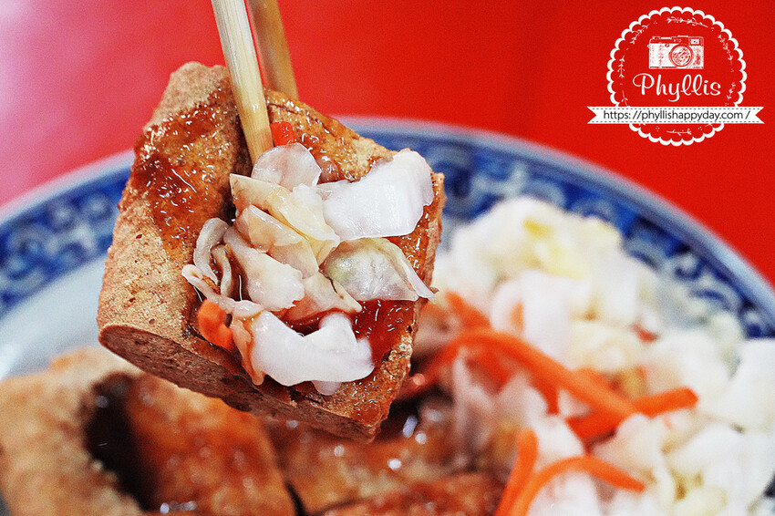中原夜市必吃『李記-台中脆皮臭豆腐』有機|素食|外酥內嫩的銅板美食|網路評價超低卻超美味的意外驚喜 - 相片中的菲莉絲
