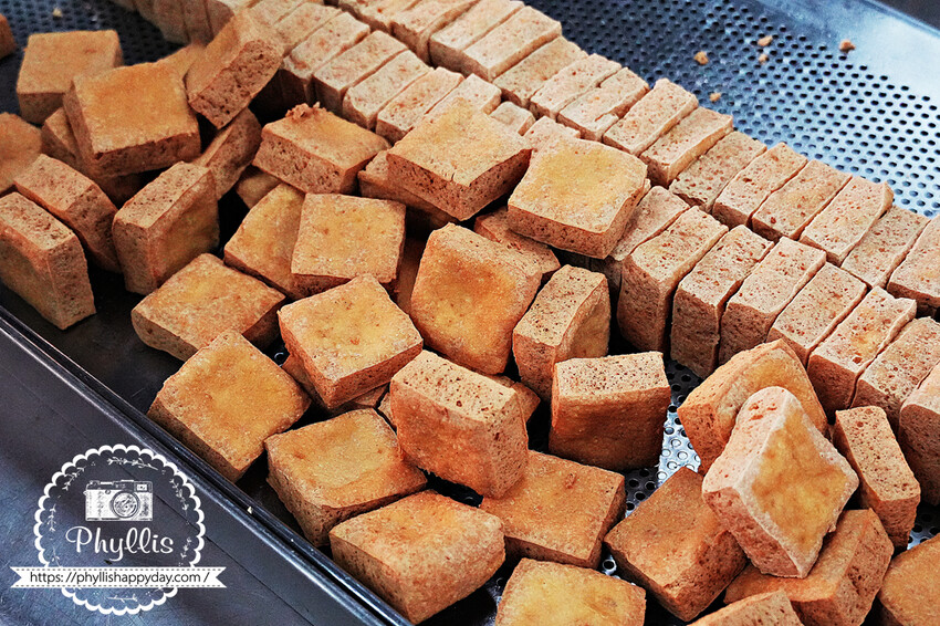 中原夜市必吃『李記-台中脆皮臭豆腐』有機|素食|外酥內嫩的銅板美食|網路評價超低卻超美味的意外驚喜 - 相片中的菲莉絲