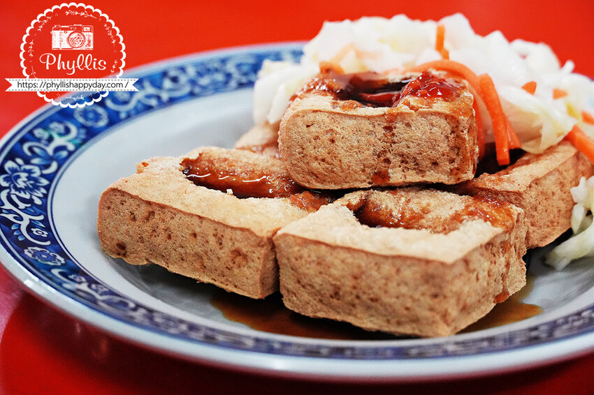 中原夜市必吃『李記-台中脆皮臭豆腐』有機|素食|外酥內嫩的銅板美食|網路評價超低卻超美味的意外驚喜 - 相片中的菲莉絲