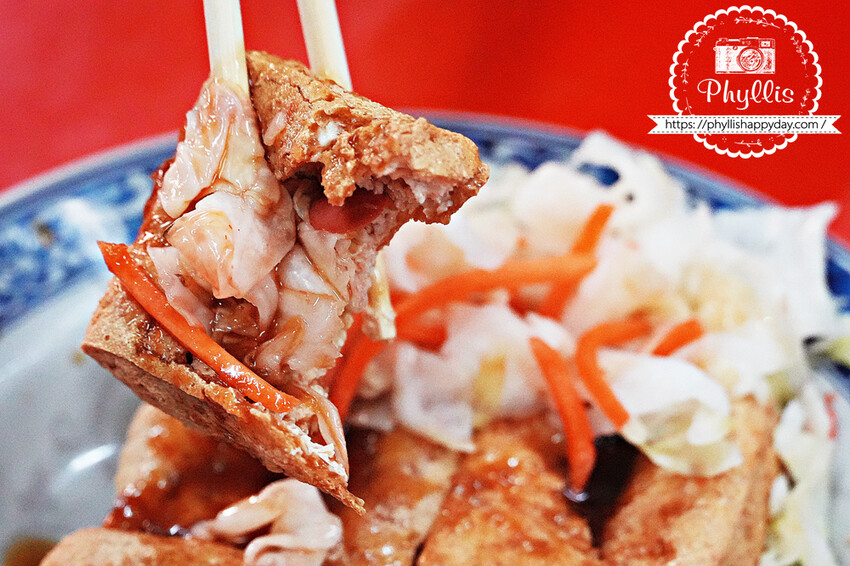 中原夜市必吃『李記-台中脆皮臭豆腐』有機|素食|外酥內嫩的銅板美食|網路評價超低卻超美味的意外驚喜 - 相片中的菲莉絲