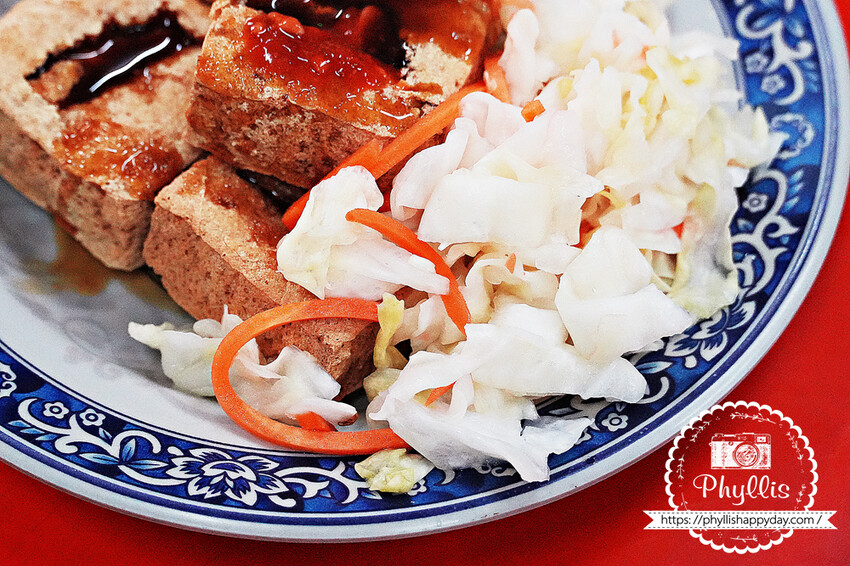 中原夜市必吃『李記-台中脆皮臭豆腐』有機|素食|外酥內嫩的銅板美食|網路評價超低卻超美味的意外驚喜 - 相片中的菲莉絲