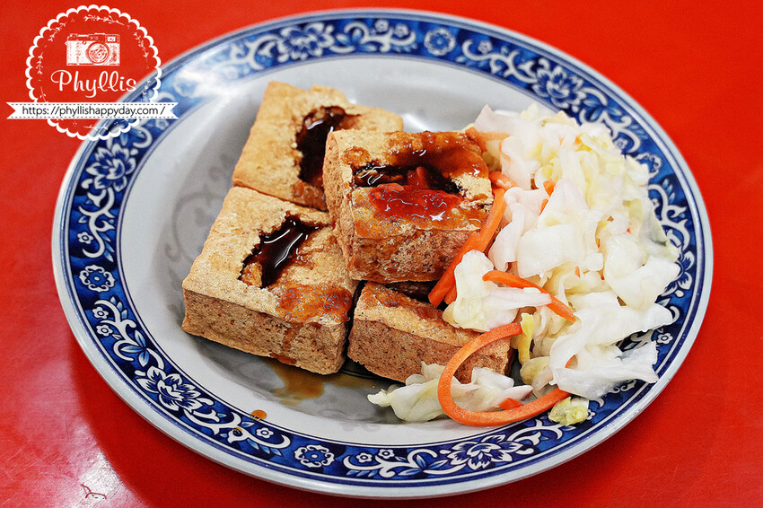 中原夜市必吃『李記-台中脆皮臭豆腐』有機|素食|外酥內嫩的銅板美食|網路評價超低卻超美味的意外驚喜 - 相片中的菲莉絲