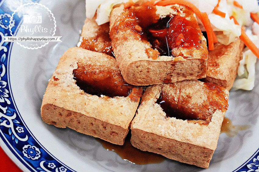 中原夜市必吃『李記-台中脆皮臭豆腐』有機|素食|外酥內嫩的銅板美食|網路評價超低卻超美味的意外驚喜 - 相片中的菲莉絲