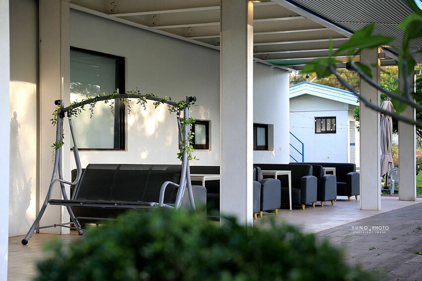 台中市大肚區秒飛希臘！隱居山林地中海風情藍白建築 一星級餐廳岩燒料理 不預約吃不到｜嵐會館(台中親子餐廳推薦、寵物