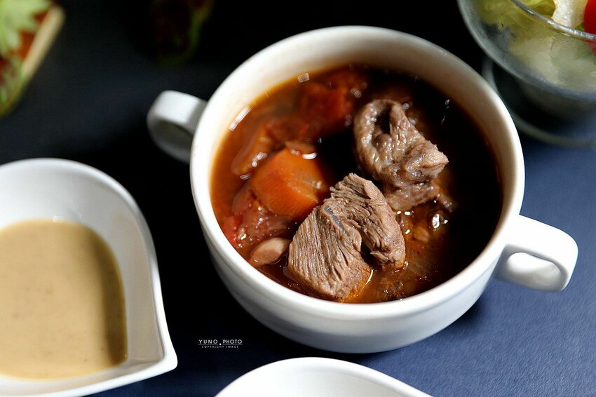 台中市大肚區秒飛希臘！隱居山林地中海風情藍白建築 一星級餐廳岩燒料理 不預約吃不到｜嵐會館(台中親子餐廳推薦、寵物