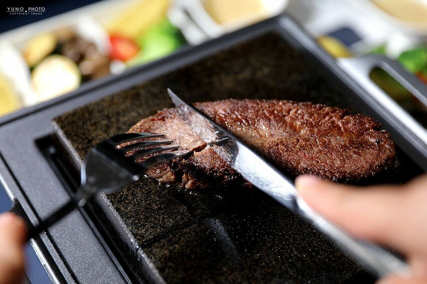 台中市大肚區秒飛希臘！隱居山林地中海風情藍白建築 一星級餐廳岩燒料理 不預約吃不到｜嵐會館(台中親子餐廳推薦、寵物