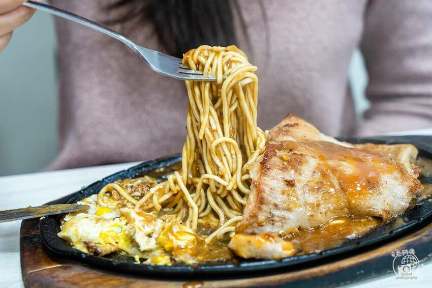 台中市沙鹿區(原沙鹿市場)來來牛排 | 台中海線美食推薦!在地40年老店從攤販賣到開店面~