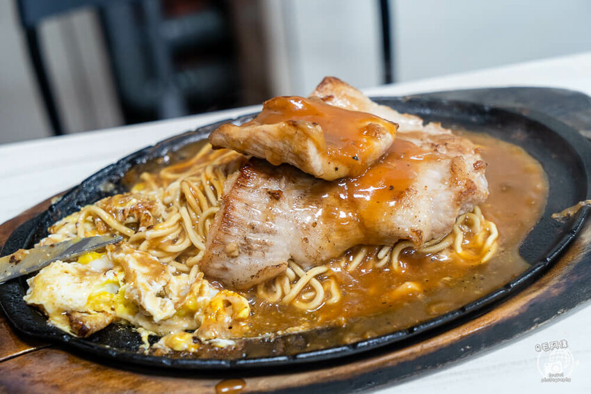 台中市沙鹿區(原沙鹿市場)來來牛排 | 台中海線美食推薦!在地40年老店從攤販賣到開店面~