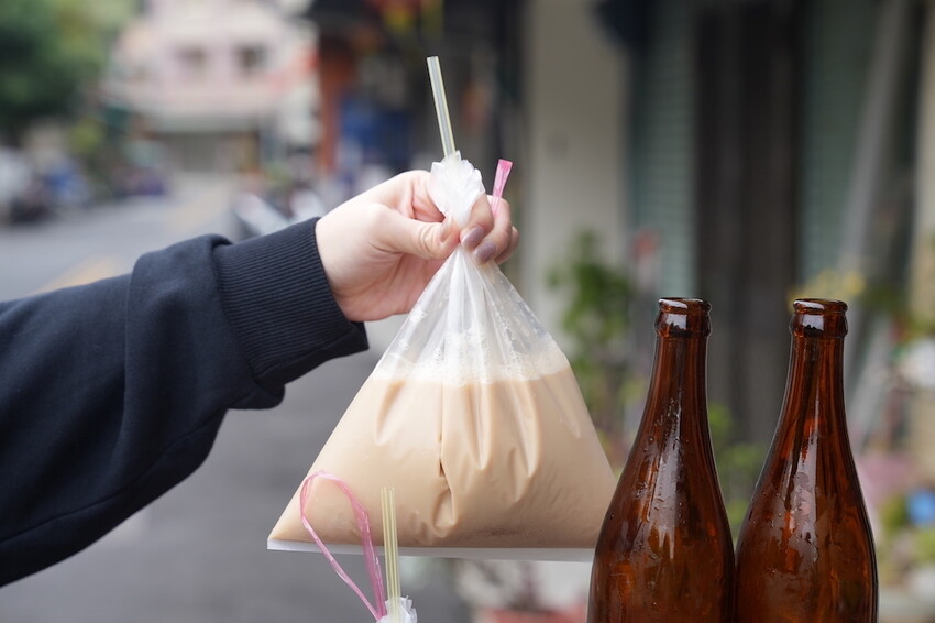 嘉義市西區嘉義飲料 嘉義新莊紅茶|黑矸阿沒有裝醬油也沒有裝米酒!70年超酷紅茶飲料店