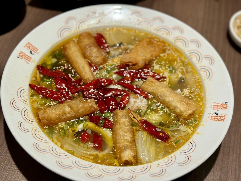 桃園市中壢區桃園 |中壢區 |漢來旗下「溜溜酸菜魚」北台灣首店插旗中壢SOGO百貨,美味不分南、北全都能吃得到。(中壢