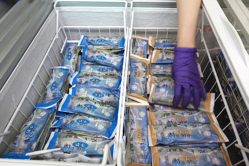 高雄市鳳山區吃。高雄市｜鳳山區。「台電大林電廠冰棒-鳳山分店」蝦咪!!!!台電大林枝仔冰花100元有8支，熱爆了網路爆紅