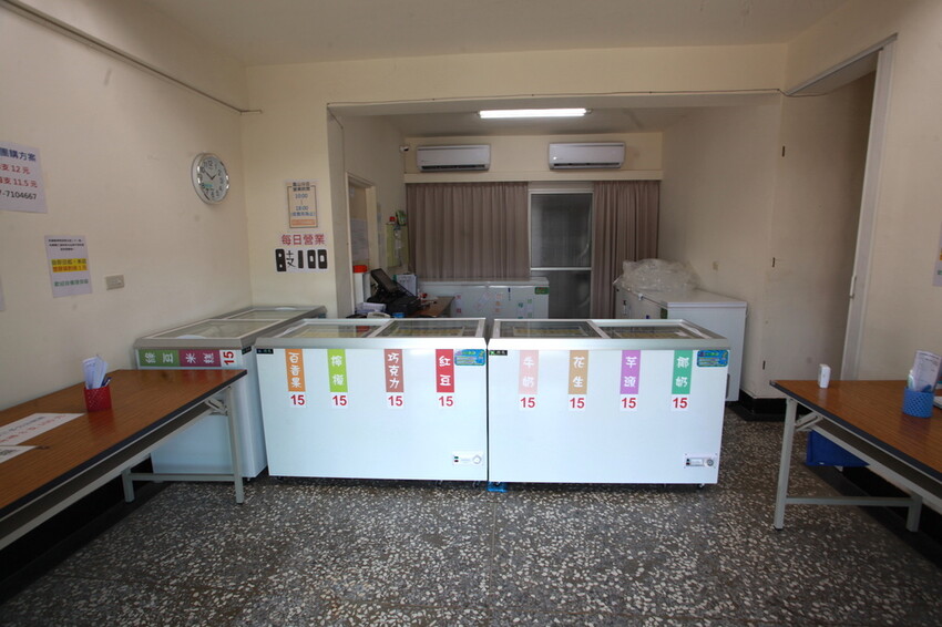 高雄市鳳山區吃。高雄市｜鳳山區。「台電大林電廠冰棒-鳳山分店」蝦咪!!!!台電大林枝仔冰花100元有8支，熱爆了網路爆紅