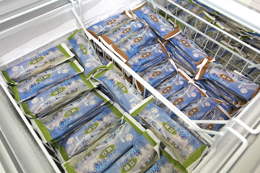 高雄市鳳山區吃。高雄市｜鳳山區。「台電大林電廠冰棒-鳳山分店」蝦咪!!!!台電大林枝仔冰花100元有8支，熱爆了網路爆紅