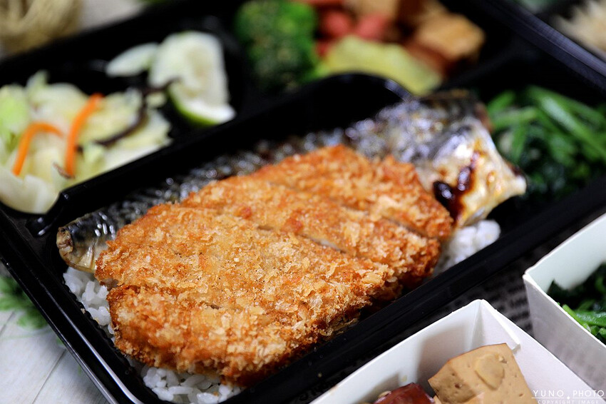 台中市南區用心製作的美味飯盒!激推人氣海陸雙拼 內用熱湯、飲料無限續