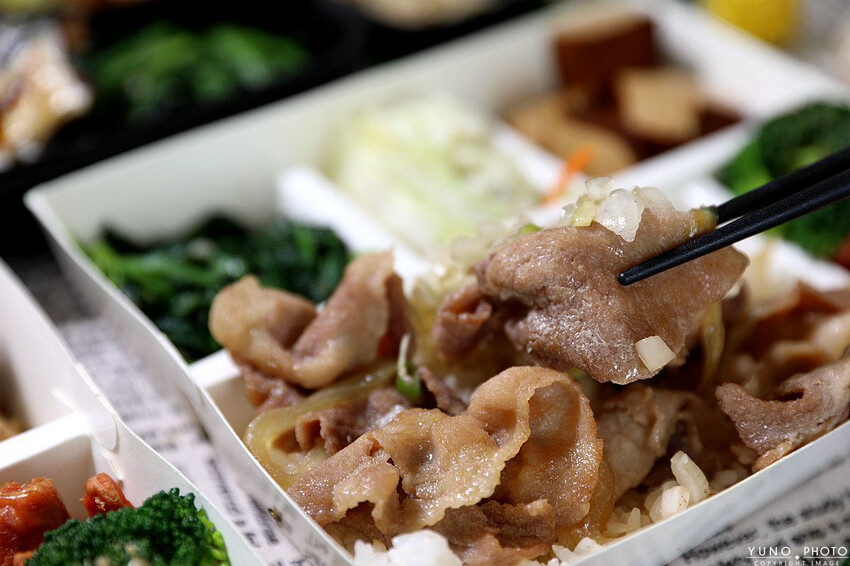 台中市南區用心製作的美味飯盒!激推人氣海陸雙拼 內用熱湯、飲料無限續