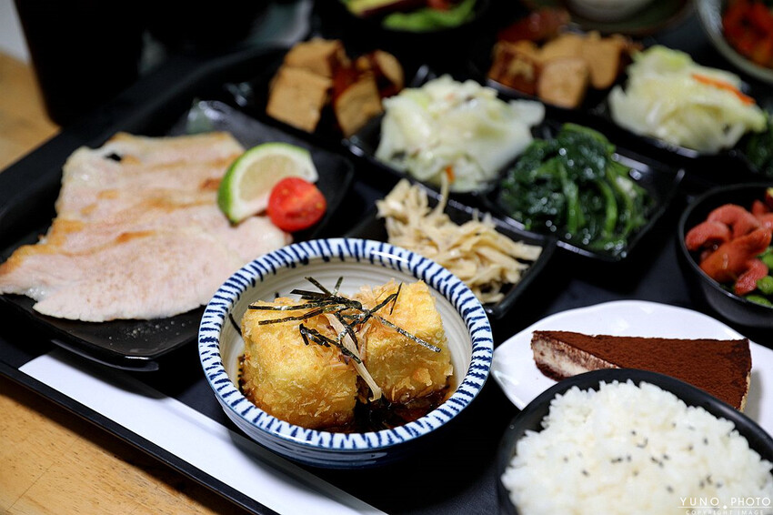 台中市南區用心製作的美味飯盒!激推人氣海陸雙拼 內用熱湯、飲料無限續