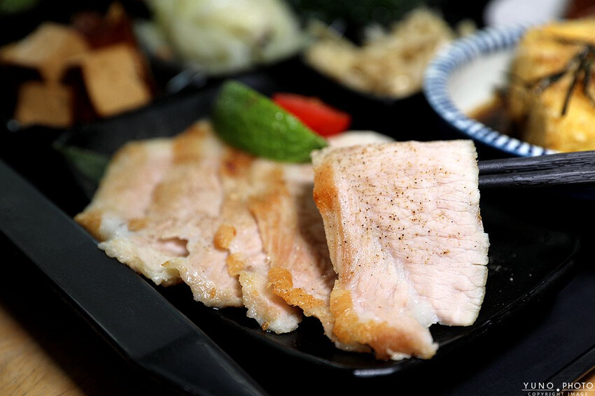 台中市南區用心製作的美味飯盒!激推人氣海陸雙拼 內用熱湯、飲料無限續