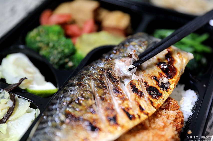 台中市南區用心製作的美味飯盒!激推人氣海陸雙拼 內用熱湯、飲料無限續