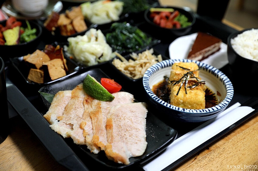 台中市南區用心製作的美味飯盒!激推人氣海陸雙拼 內用熱湯、飲料無限續