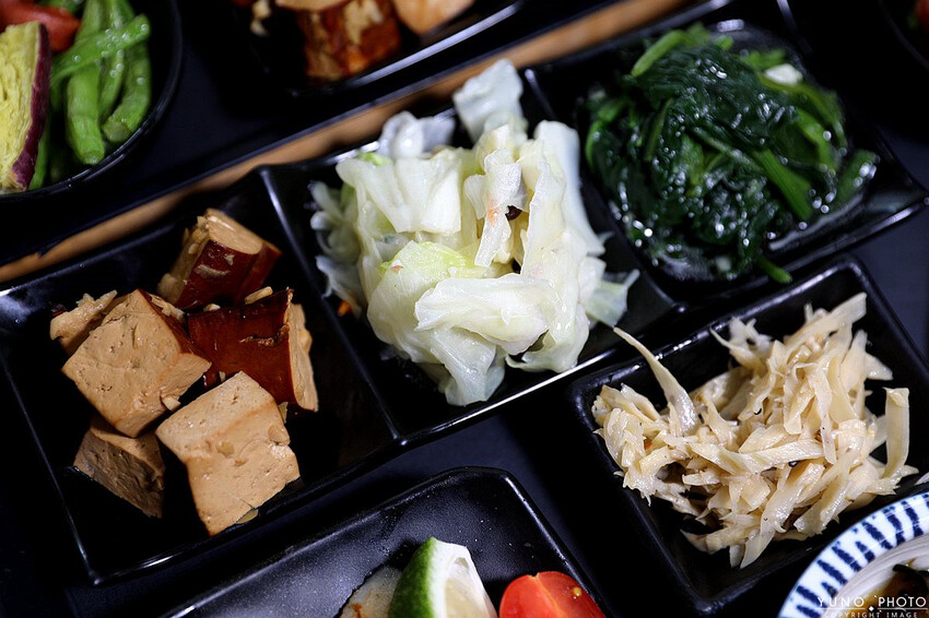 台中市南區用心製作的美味飯盒!激推人氣海陸雙拼 內用熱湯、飲料無限續