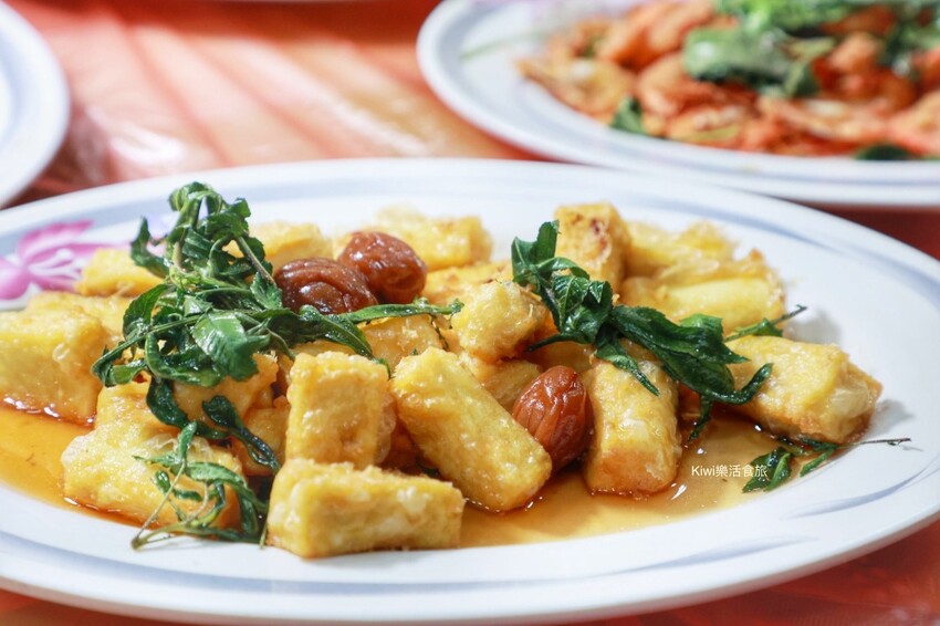 嘉義縣梅山鄉嘉義瑞里美食幼葉林餐廳｜預約制合菜紫藤花季必訪～166線道老字號餐廳