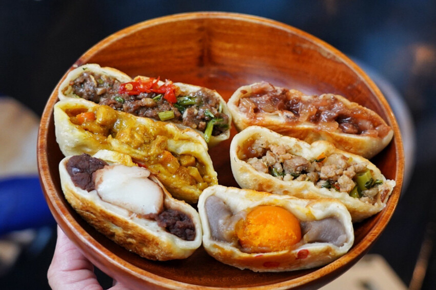 中原夜市新開幕！餡餅堅持現桿現包，皮薄餡都快炸出來，內餡好強是一道主菜