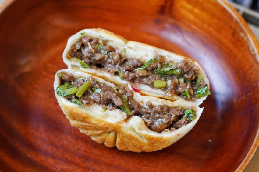 中原夜市新開幕！餡餅堅持現桿現包，皮薄餡都快炸出來，內餡好強是一道主菜