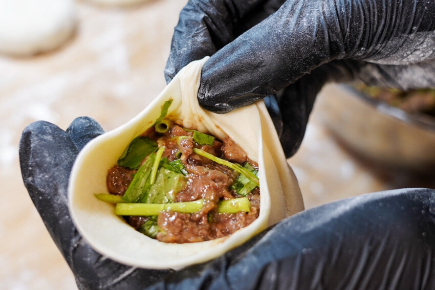 中原夜市新開幕！餡餅堅持現桿現包，皮薄餡都快炸出來，內餡好強是一道主菜