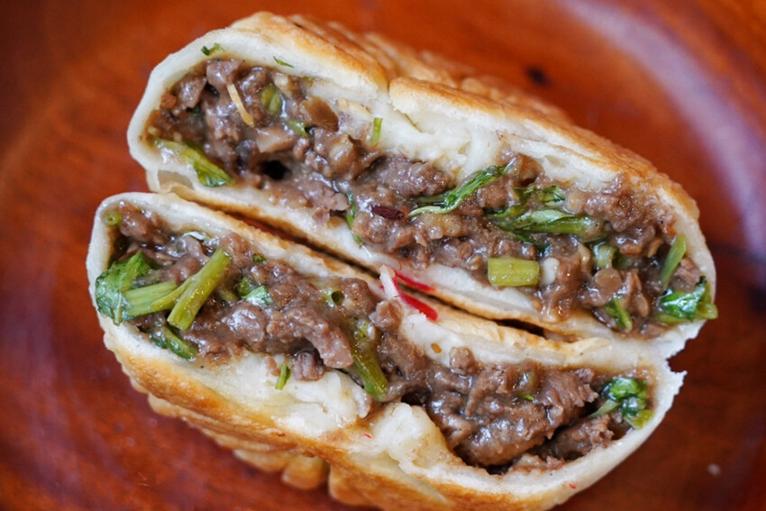 中原夜市新開幕！餡餅堅持現桿現包，皮薄餡都快炸出來，內餡好強是一道主菜