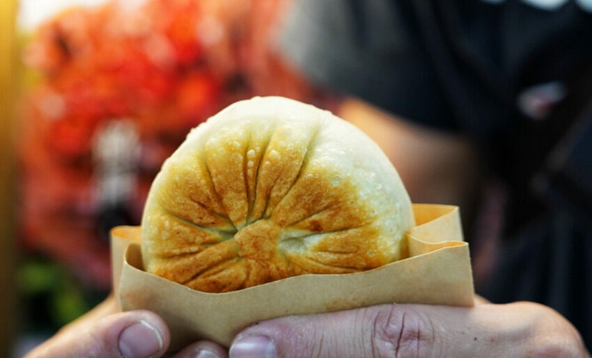 中原夜市新開幕！餡餅堅持現桿現包，皮薄餡都快炸出來，內餡好強是一道主菜