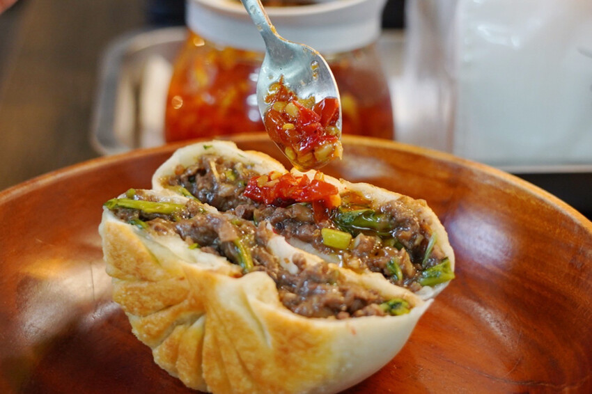 中原夜市新開幕！餡餅堅持現桿現包，皮薄餡都快炸出來，內餡好強是一道主菜