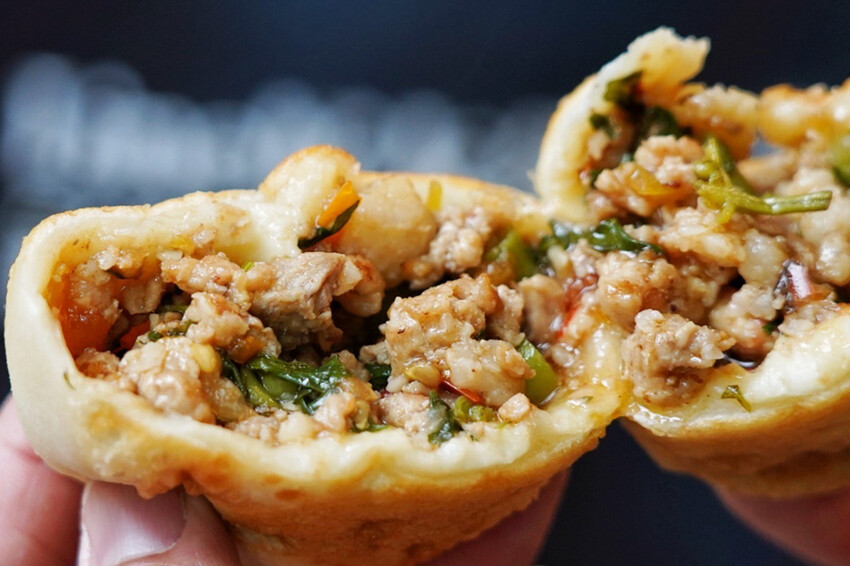 中原夜市新開幕！餡餅堅持現桿現包，皮薄餡都快炸出來，內餡好強是一道主菜