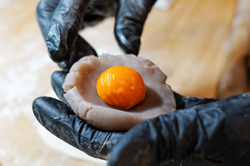 中原夜市新開幕！餡餅堅持現桿現包，皮薄餡都快炸出來，內餡好強是一道主菜