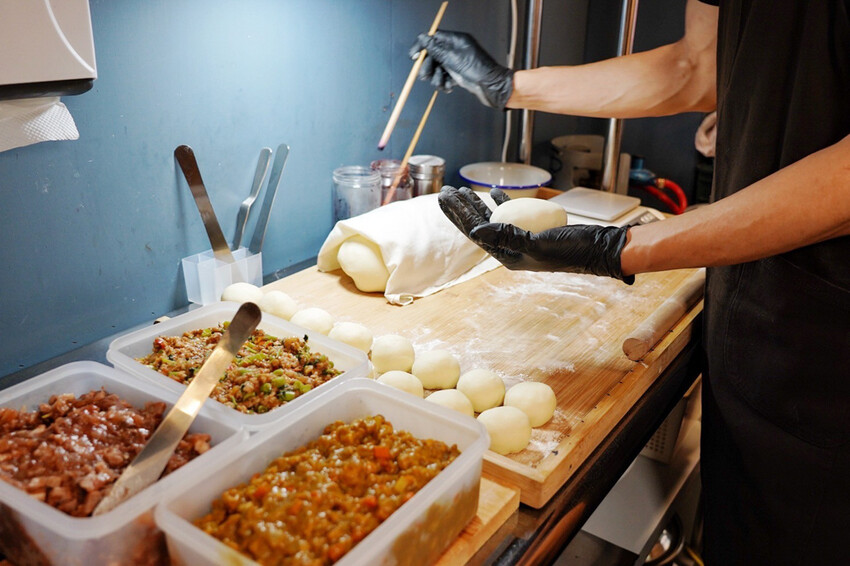 中原夜市新開幕！餡餅堅持現桿現包，皮薄餡都快炸出來，內餡好強是一道主菜