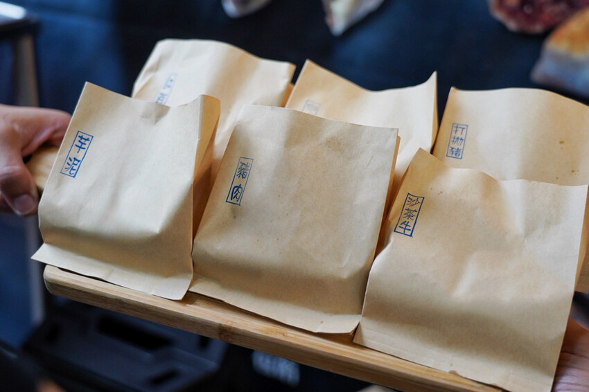 中原夜市新開幕！餡餅堅持現桿現包，皮薄餡都快炸出來，內餡好強是一道主菜