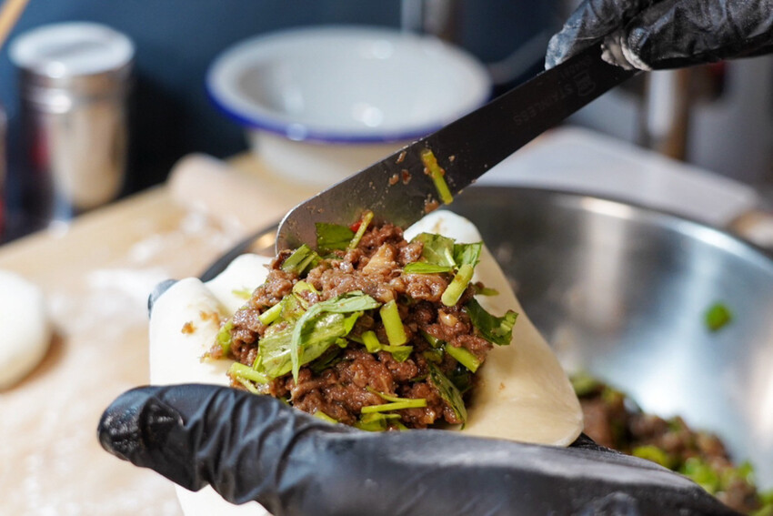 中原夜市新開幕！餡餅堅持現桿現包，皮薄餡都快炸出來，內餡好強是一道主菜