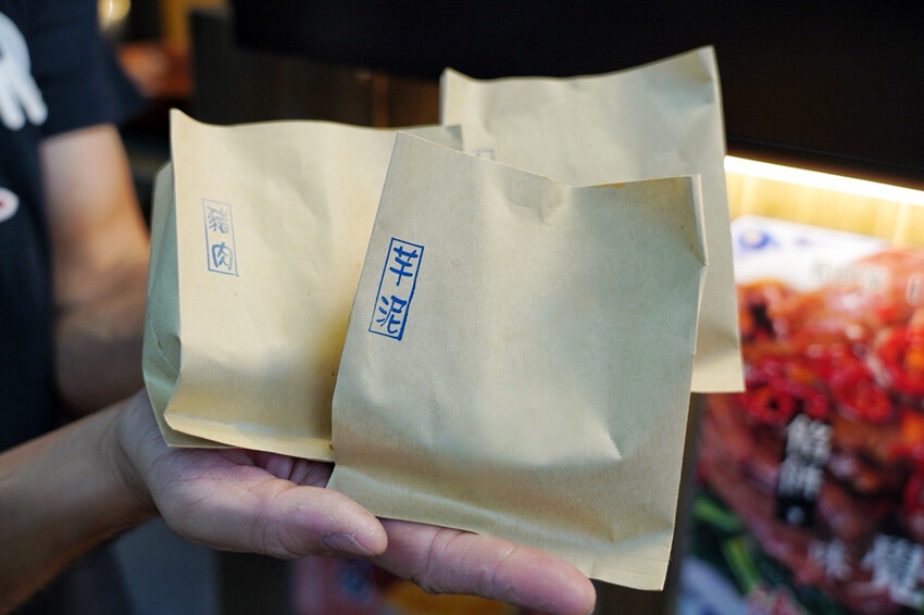 中原夜市新開幕！餡餅堅持現桿現包，皮薄餡都快炸出來，內餡好強是一道主菜