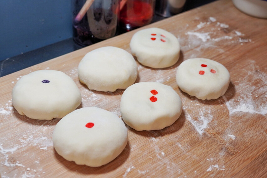 中原夜市新開幕！餡餅堅持現桿現包，皮薄餡都快炸出來，內餡好強是一道主菜