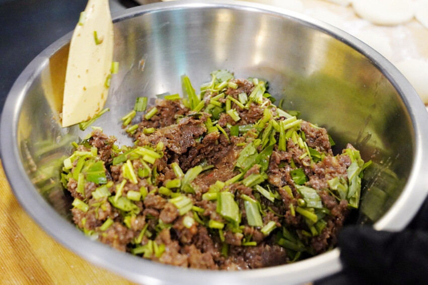 中原夜市新開幕！餡餅堅持現桿現包，皮薄餡都快炸出來，內餡好強是一道主菜