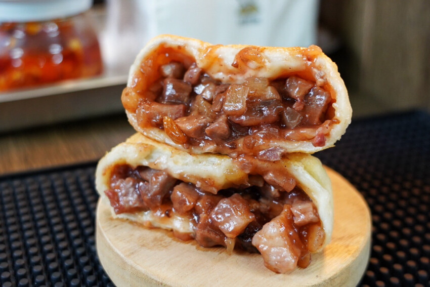 中原夜市新開幕！餡餅堅持現桿現包，皮薄餡都快炸出來，內餡好強是一道主菜