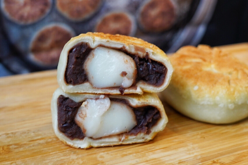 中原夜市新開幕！餡餅堅持現桿現包，皮薄餡都快炸出來，內餡好強是一道主菜