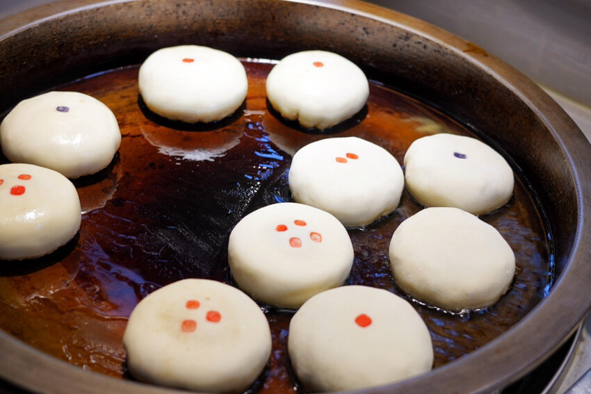 中原夜市新開幕！餡餅堅持現桿現包，皮薄餡都快炸出來，內餡好強是一道主菜