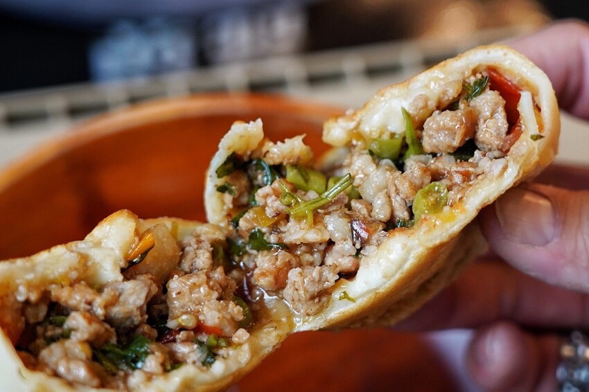 中原夜市新開幕！餡餅堅持現桿現包，皮薄餡都快炸出來，內餡好強是一道主菜