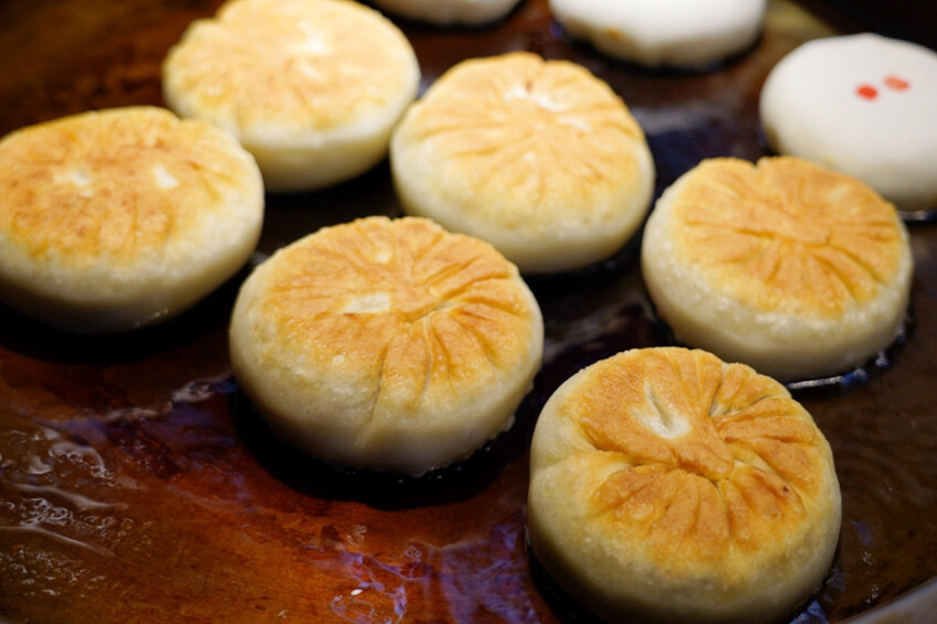 中原夜市新開幕！餡餅堅持現桿現包，皮薄餡都快炸出來，內餡好強是一道主菜