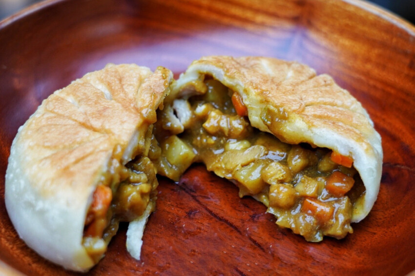 中原夜市新開幕！餡餅堅持現桿現包，皮薄餡都快炸出來，內餡好強是一道主菜