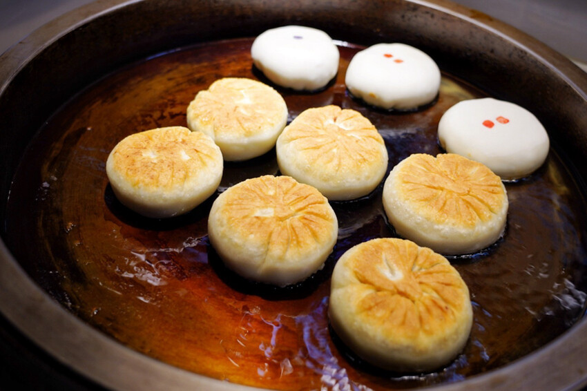 中原夜市新開幕！餡餅堅持現桿現包，皮薄餡都快炸出來，內餡好強是一道主菜