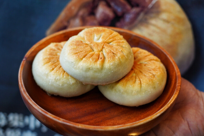 中原夜市新開幕！餡餅堅持現桿現包，皮薄餡都快炸出來，內餡好強是一道主菜