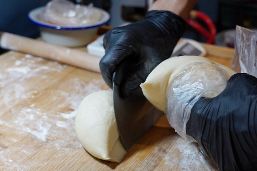 中原夜市新開幕！餡餅堅持現桿現包，皮薄餡都快炸出來，內餡好強是一道主菜