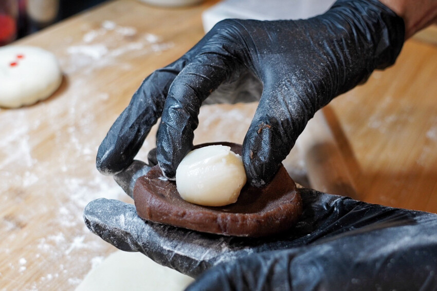 中原夜市新開幕！餡餅堅持現桿現包，皮薄餡都快炸出來，內餡好強是一道主菜