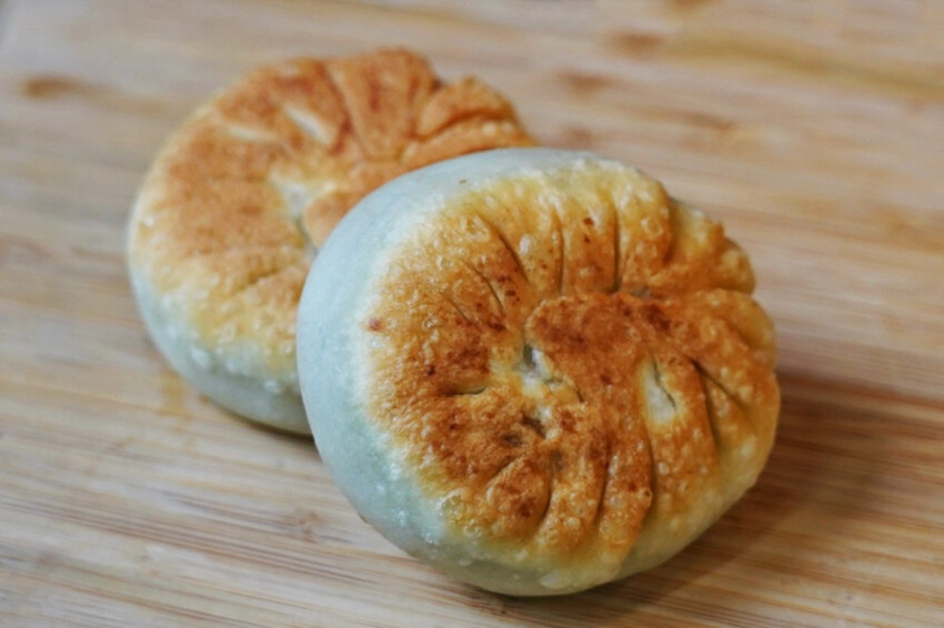 中原夜市新開幕！餡餅堅持現桿現包，皮薄餡都快炸出來，內餡好強是一道主菜